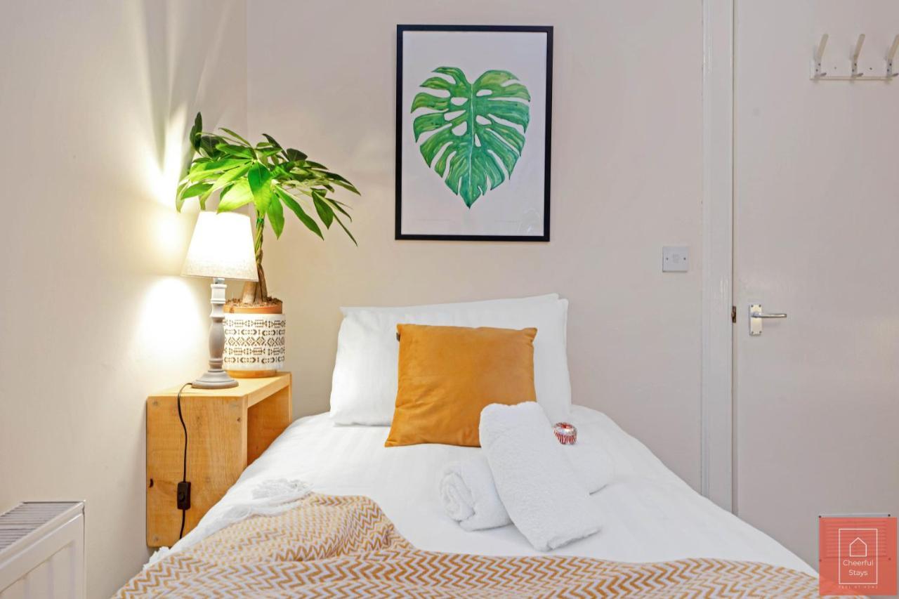 Cheerful Stays: Spacious Flat In Vibrant Leith エディンバラ エクステリア 写真